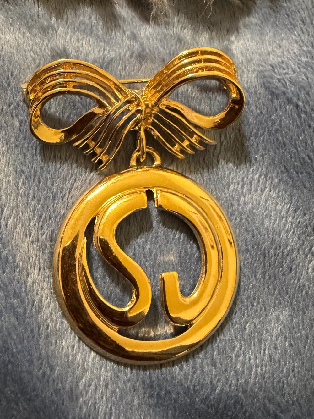 Vintage St. John SJ Logo Gold Tone Bow Dangle Brooch Pin 90s